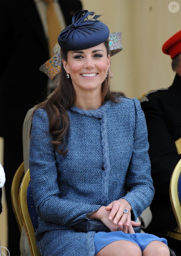 La duchesse Catherine de Cambridge privilégie le bleu lors de ses missions officielles, et porte ses chapeaux sur la droite à 50 degrés en moyenne, selon le Vogue UK de février 2013.