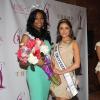 Nana Meriwether reçoit des mains d'Olivia Culpo la couronne de Miss USA 2012, cette dernière étant obligée de laisser son titre après avoir été sacrée Miss Univers, à la Trump Tower de New York le 9 janvier 2013