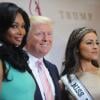Nana Meriwether reçoit des mains d'Olivia Culpo la couronne de Miss USA 2012, cette dernière étant obligée de laisser son titre après avoir été sacrée Miss Univers, à la Trump Tower de New York le 9 janvier 2013, sous les yeux de Donald Trump