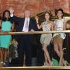 Nana Meriwether reçoit des mains d'Olivia Culpo la couronne de Miss USA 2012, cette dernière étant obligée de laisser son titre après avoir été sacrée Miss Univers, à la Trump Tower de New York le 9 janvier 2013, sous les yeux de Donald Trump et Miss Teen USA, Logan West