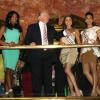 Nana Meriwether reçoit des mains d'Olivia Culpo la couronne de Miss USA 2012, cette dernière étant obligée de laisser son titre après avoir été sacrée Miss Univers, à la Trump Tower de New York le 9 janvier 2013, sous les yeux de Donald Trump et Miss Teen USA, Logan West
