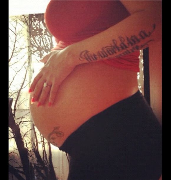 Amber Rose, enceinte de huit mois, postait ce mardi 8 janvier cette photo de son ventre sur Instagram avec en légende : "My Love".