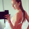 Candice Swanepoel postait ce jeudi 10 janvier sur Instagram cette photo d'elle en bikini Frankie's Bikini, remerciant la marque de ce joli cadeau et nous permettant d'admirer sa cambrure.