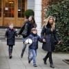 Sylvie Van der Vaart et son fils Damian dans les rues de Hambourg avec une amie le 6 janvier 2013