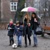 Sylvie Van der Vaart et son fils Damian dans les rues de Hambourg avec une amie le 6 janvier 2013