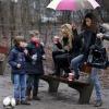 Sylvie Van der Vaart et son fils Damian dans un parc de Hambourg avec une amie le 6 janvier 2013