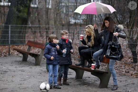 Sylvie Van der Vaart et son fils Damian dans un parc de Hambourg avec une amie le 6 janvier 2013
