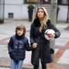 Sylvie Van der Vaart et son fils Damian dans les rues de Hambourg le 6 janvier 2013