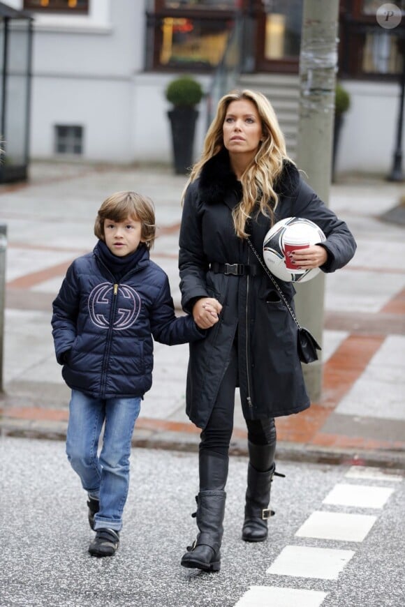 Sylvie Van der Vaart et son fils Damian dans les rues de Hambourg le 6 janvier 2013