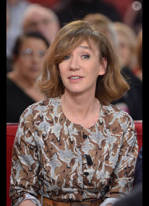 Virginie Lemoine sur le plateau de Vivement Dimanche sur France 2, le 5 février 2012.