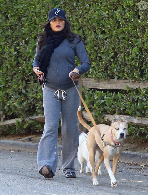 Enceinte, Jenna Dewan promène ses chiens à Los Angeles, le 11 Janvier 2013