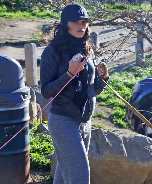 Enceinte, Jenna Dewan promène ses chiens à Los Angeles, le 11 Janvier 2013