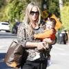 Molly Sims se rend chez une amie à Los Angeles avec son adorable fils Brooks Stuber, le 10 janvier 2013.