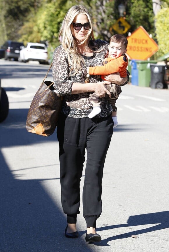 Molly Sims se rend chez une amie à Los Angeles avec son fils Brooks Stuber. Elle est habillée de façon décontractée. Le 10 janvier 2013.