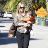 Molly Sims se rend chez une amie à Los Angeles avec son fils Brooks Stuber, le 10 janvier 2013.