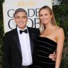 George Clooney et Stacy Keibler assistent à la 70e cérémonie des Golden Globe Awards à l'hôtel Beverly Hilton. Beverly Hills, le 13 janvier 2013.