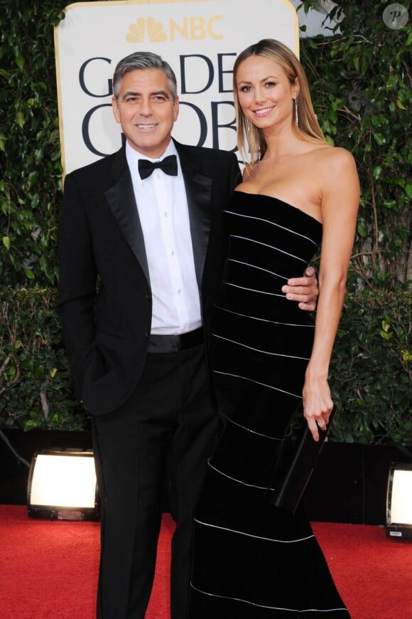 George Clooney et Stacy Keibler assistent à la 70e cérémonie des Golden Globe Awards à l'hôtel Beverly Hilton. Beverly Hills, le 13 janvier 2013.