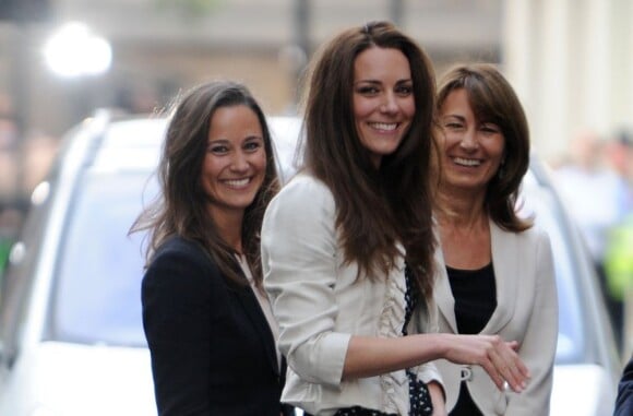 Kate Middleton avec sa soeur Pippa et sa mère Carole à Londres le 28 avril 2011, veille de son mariage.