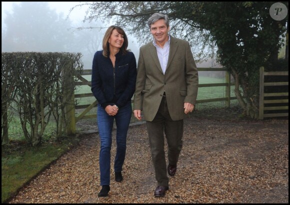 Michael et Carole Middleton à leur domicile de Bucklebury, dans le Berkshire, au moment de l'annonce des fiançailles de Kate et du prince William le 16 novembre 2010.