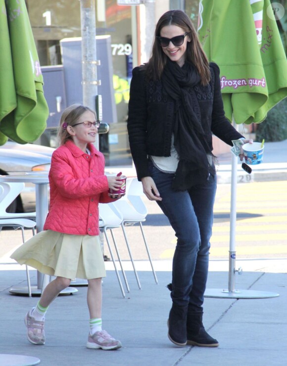 Jennifer Garner et Violet vont chercher des glaces au yaourt à Brentwood, le 14 janvier 2013