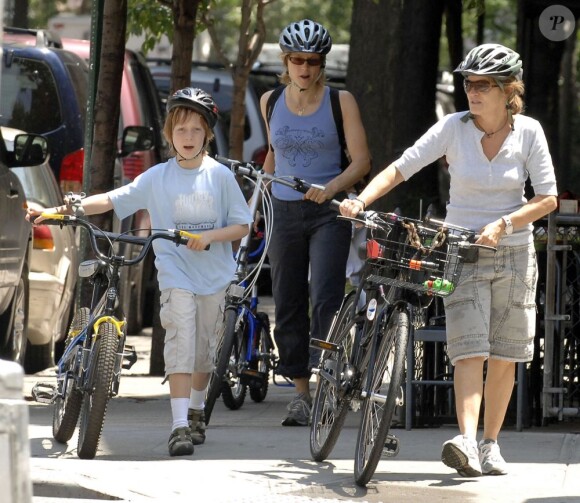 Jodie Foster et sa compagne à l'époque, Cydney Bernard, avec leurs enfants à New York le 21 juin 2007