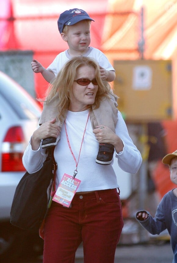 Cydney Bernard, ancienne compagne de Jodie Foster, avec leur fils Kit à Los Angeles en 2003
