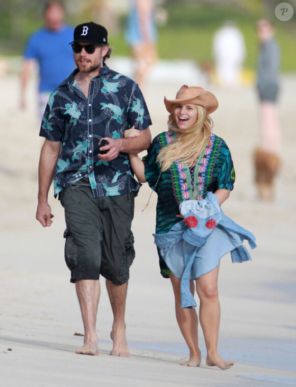 Jessica Simpson, enceinte et radieuse, et son fiancé Eric Johnson se promènent main dans la main à Oahu, à Hawaii, le 26 décembre 2012.