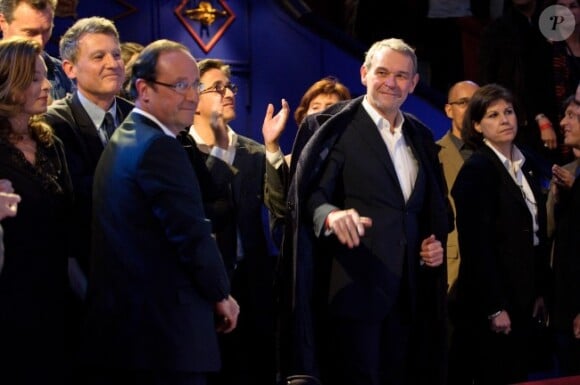 François Hollande et Jean-Jacques Aillagon, en meeting au Cirque d'Hiver à Paris, le 18 mars 2012.