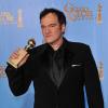 Quentin Tarantino tient avec conviction son Golden Globe Awards du meilleur scénario, le 13 janvier 2013.