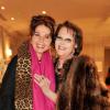 Victoria Abril et Claudia Cardinale lors du vernissage de l'exposition de Richard Orlinski au Sofitel Le Faubourg à Paris, le 15 janvier 2013