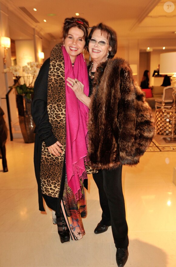 Victoria Abril et Claudia Cardinale lors du vernissage de l'exposition de Richard Orlinski au Sofitel Le Faubourg à Paris, le 15 janvier 2013