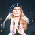  Dalida, sur scène lors de la pièce Donne-moi la main, le 16 décembre 1986.  
  