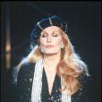 Dalida, sur scène lors de la pièce Donne-moi la main, le 16 décembre 1986.  
  