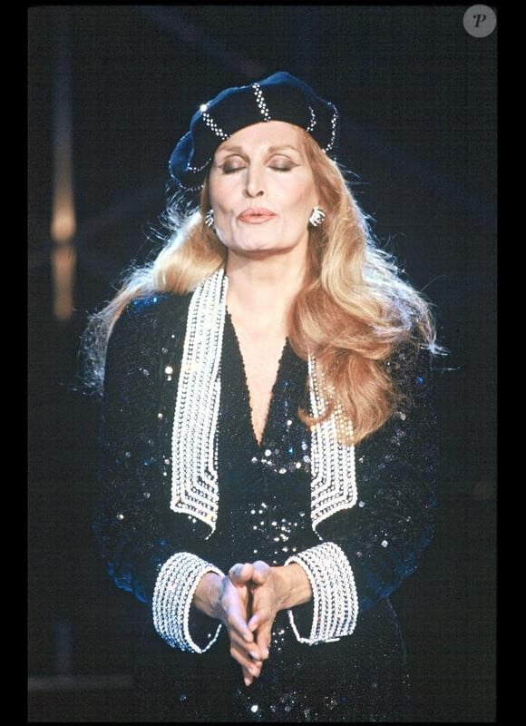 Dalida, sur scène lors de la pièce Donne-moi la main, le 16 décembre 1986. 