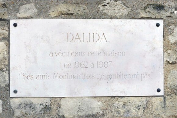 Une marque rappelle l'illustre ancienne maîtresse des lieux... Le duplex de 100m2 au dernier étage de la maison de Dalida à Montmartre, où elle vécut près de 25 ans, rue d'Orchampt dans le XVIIIe arrondissement de Paris, est à vendre, pour 2,35 millions d'euros.