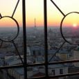  Une vue imprenable sur Paris... Le duplex de 100m2 au dernier étage de la maison de Dalida à Montmartre, où elle vécut près de 25 ans, rue d'Orchampt dans le XVIIIe arrondissement de Paris, est à vendre, pour 2,35 millions d'euros. 