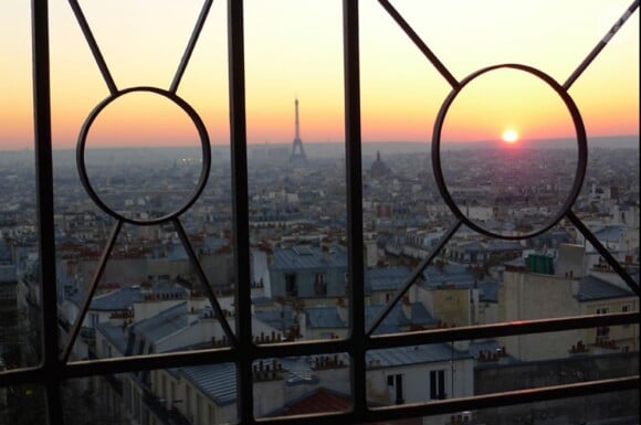 Une vue imprenable sur Paris... Le duplex de 100m2 au dernier étage de la maison de Dalida à Montmartre, où elle vécut près de 25 ans, rue d'Orchampt dans le XVIIIe arrondissement de Paris, est à vendre, pour 2,35 millions d'euros.