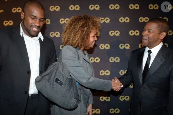 La compagne de Teddy Riner, Luthna, serrant la main de Denzel Washington lors de la soirée GQ Les Hommes de l'année 2012, à Paris le 16 janvier 2013