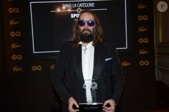 Sébastien Tellier posant avec son GQ Award du Meilleur musicien lors de la soirée des GQ Awards, au Musée d'Orsay, le 16 janvier 2013.