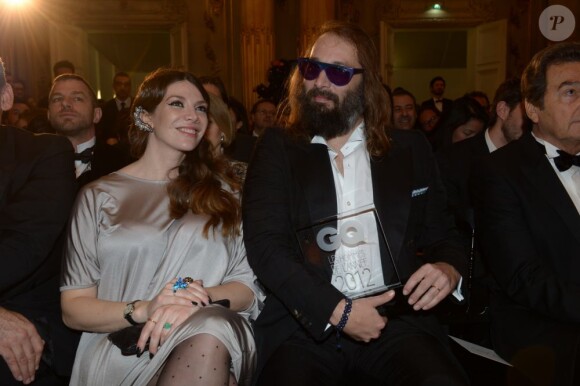 Sébastien Tellier, avec son GQ Award du Meilleur musicien, et son épouse Amandine de la Richardière ont officialisé un heureux événement lors de la soirée des GQ Awards, au Musée d'Orsay, le 16 janvier 2013.