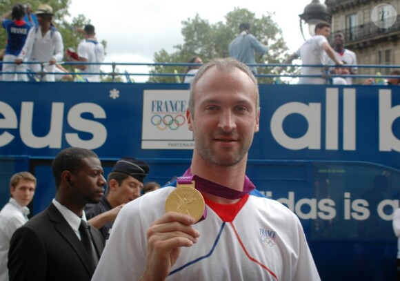 Thierry Omeyer à Paris avec sa médaille olympique le 13 août 2012 à Paris