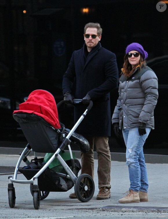 L'actrice Drew Barrymore, son compagnon Will Kopelman et leur bébé de 4 mois dans les rues de Manhattan, le vendredi 18 janvier 2013.
