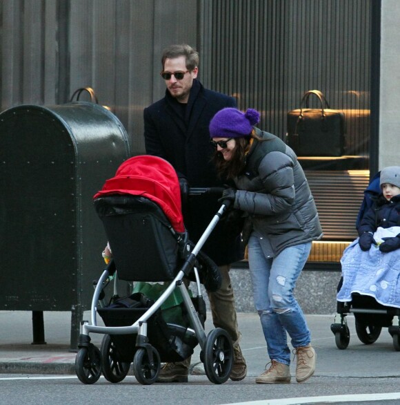 La comédienne Drew Barrymore, son compagnon Will Kopelman et leur bébé de 4 mois dans les rues de Manhattan, le vendredi 18 janvier 2013.