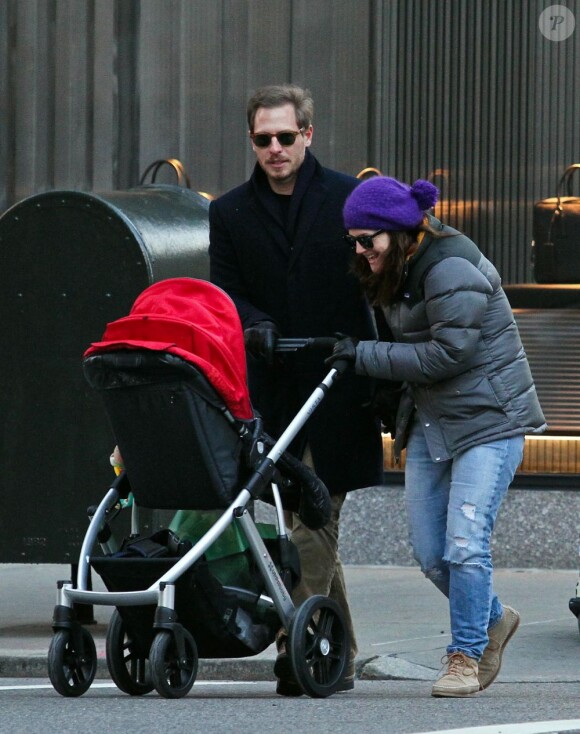 Drew Barrymore, son compagnon Will Kopelman et leur petit bébé de 4 mois dans les rues de Manhattan, le vendredi 18 janvier 2013.