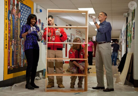Barack Obama et sa femme Michelle retroussent leurs manches et participent au National Day of Service, journée de bénévolat, dans une école de Washington, Burrville Elementary School, le 19 janvier 2013