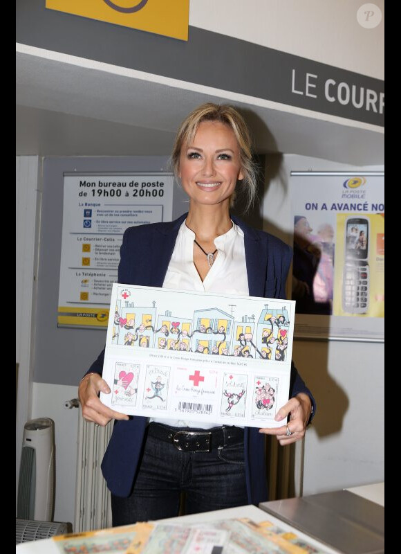 Adriana Karembeu durant la présentation du tout nouveau bloc de 5 timbres édité par La Poste en partenariat avec la Croix-Rouge française et signé Pénélope Bagieu, le 14 novembre 2012.