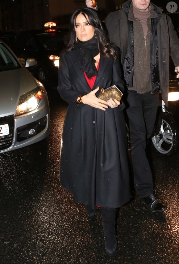 Salma Hayek arrive à l'ambassade d'Italie à Paris pour assister au défilé de mode haute couture printemps-été 2013 de Giambattista Valli. Le 21 janvier 2013.