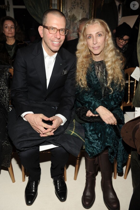 Jonathan Newhouse, PDG de Condé Nast et Franca Sozzani, rédactrice en chef de Vogue Italia, assistent au défilé haute couture printemps-été 2013 de Giambattista Valli à l'ambassade d'Italie. Le 21 janvier 2013.