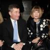 L'ambassadeur des États-Unis en France Charles Rivkin et Anna Wintour assistent au défilé haute couture printemps-été 2013 de Giambattista Valli à l'ambassade d'Italie. Le 21 janvier 2013.