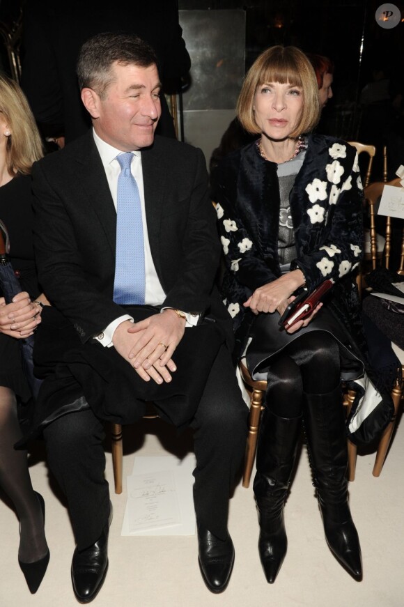 L'ambassadeur des États-Unis en France Charles Rivkin et Anna Wintour assistent au défilé haute couture printemps-été 2013 de Giambattista Valli à l'ambassade d'Italie. Le 21 janvier 2013.